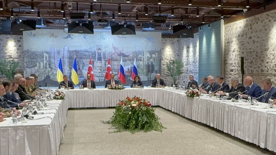 Sky News со ссылкой на источники писала, что встреча между украинской и российской делегациями началась после короткого общения американских чиновников с российскими