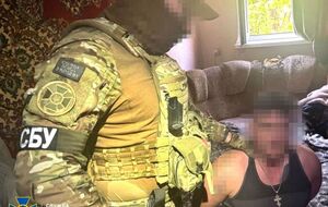 За даними СБУ, чоловік зробив для ФСБ віддалений доступ до свого телефона, щоб окупанти могли відстежувати його геолокацію в режимі онлайн