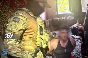 По данным СБУ, мужчина сделал для ФСБ удаленный доступ к своему телефону, чтобы оккупанты могли отслеживать его геолокацию в режиме онлайн