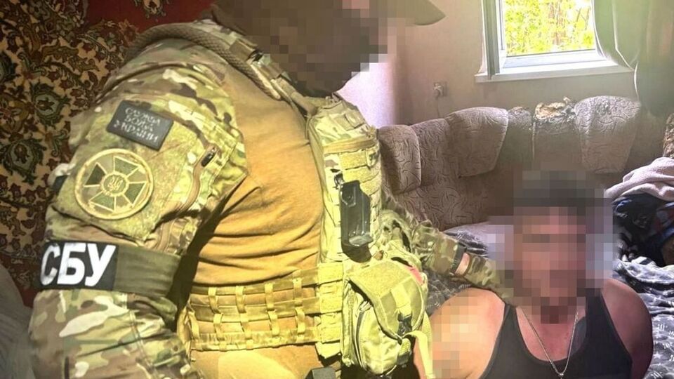 По данным СБУ, мужчина сделал для ФСБ удаленный доступ к своему телефону, чтобы оккупанты могли отслеживать его геолокацию в режиме онлайн