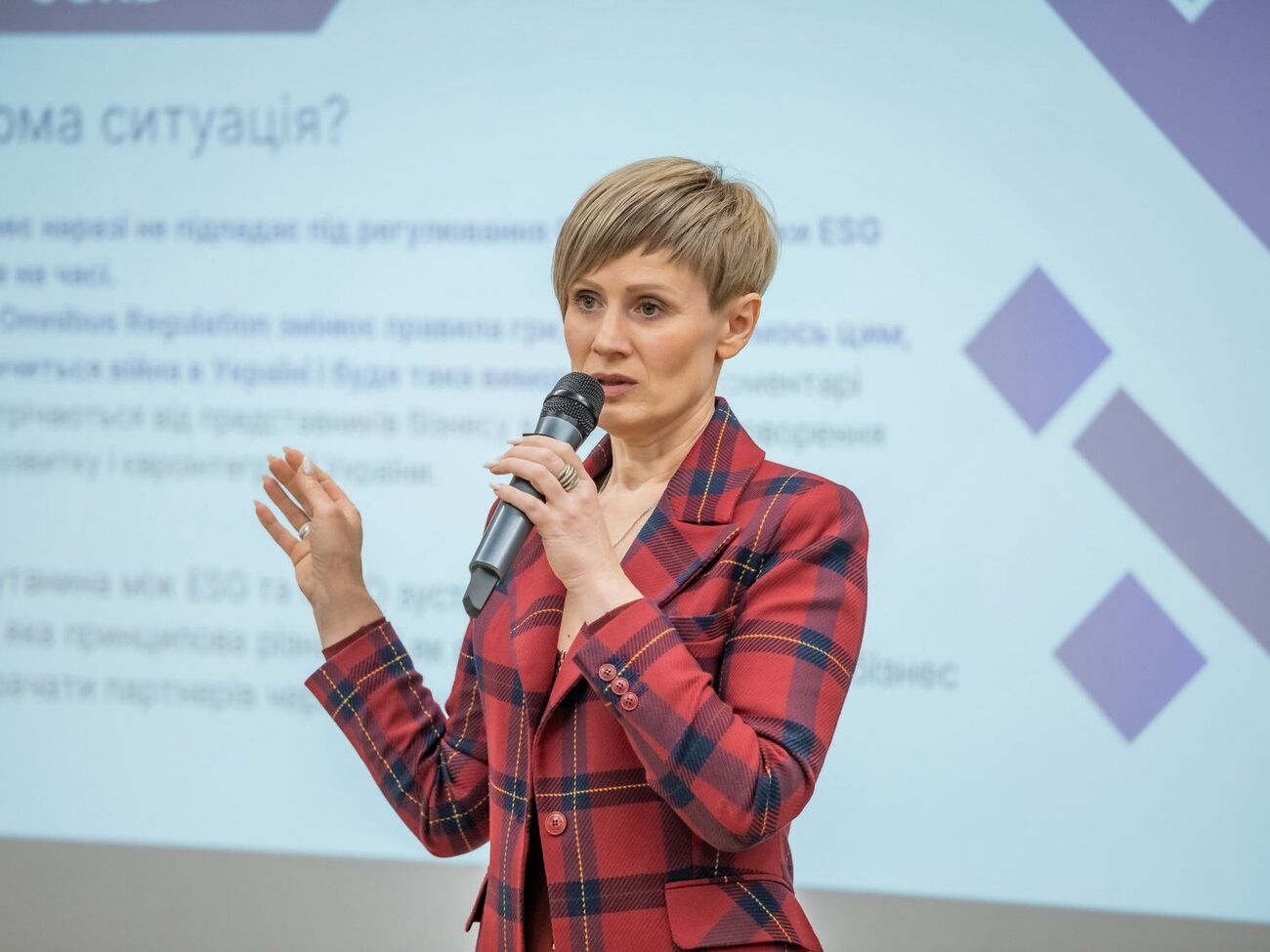 У украинских предприятий нет ресурсов на декарбонизацию под обстрелами, подчеркнула Цыганок