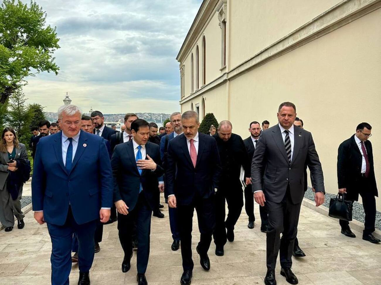 Все стороны четко подчеркнули: война должна завершиться устойчивым и справедливым миром, сообщает Офис президента