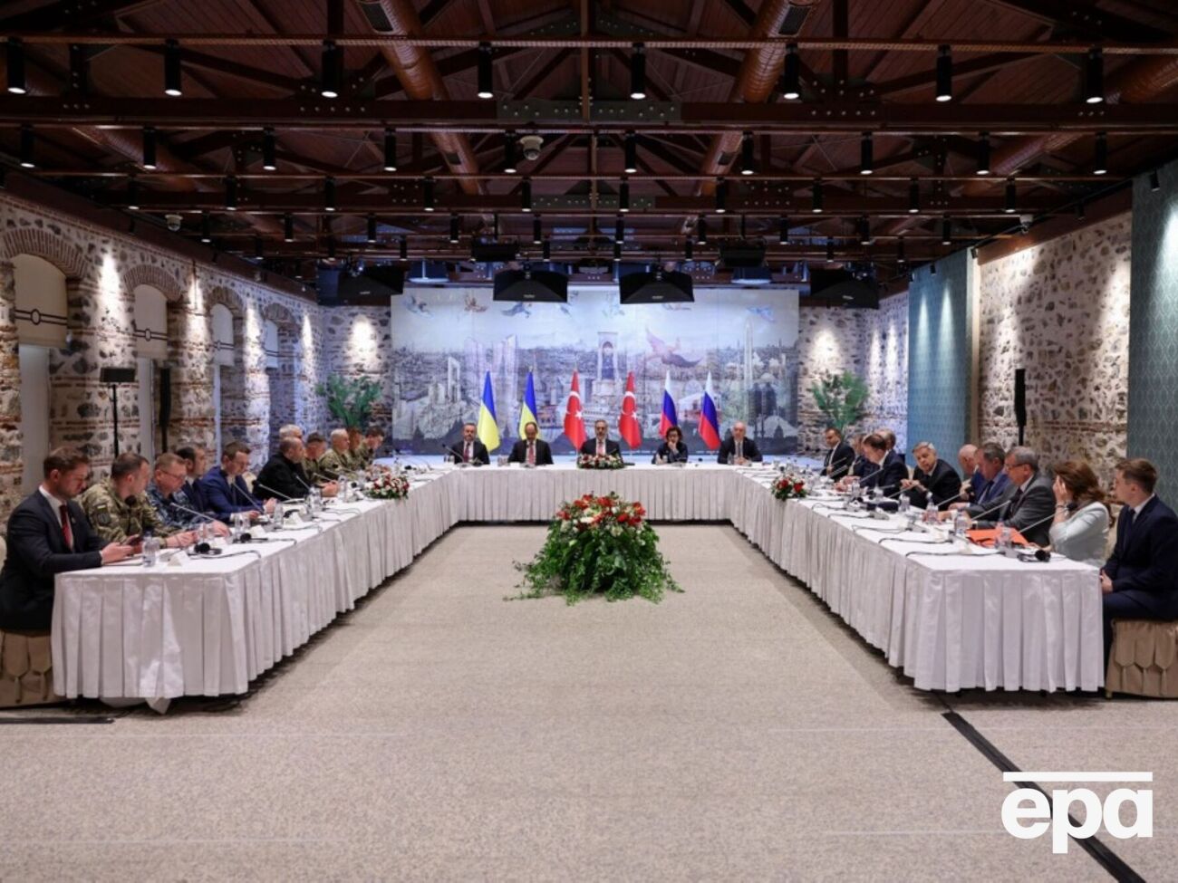 По словам осведомленного источника, глава российской делегации заявил о якобы готовности Москвы воевать "столько, сколько понадобится"