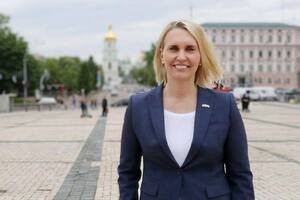 Бринк уволилась с должности посла в Украине в апреле