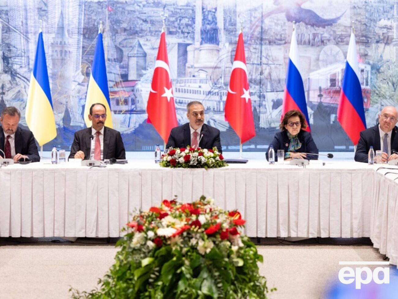 Фидан (по центру) назвал встречу делегаций из Киева и Москвы "важным днем для мира во всем мире"