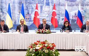 Фидан (по центру) назвал встречу делегаций из Киева и Москвы "важным днем для мира во всем мире"