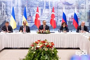 Фидан (по центру) назвал встречу делегаций из Киева и Москвы "важным днем для мира во всем мире"