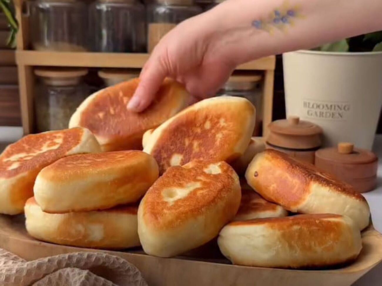 Пирожки жарьте на медленном огне до румяной корочки с обеих сторон