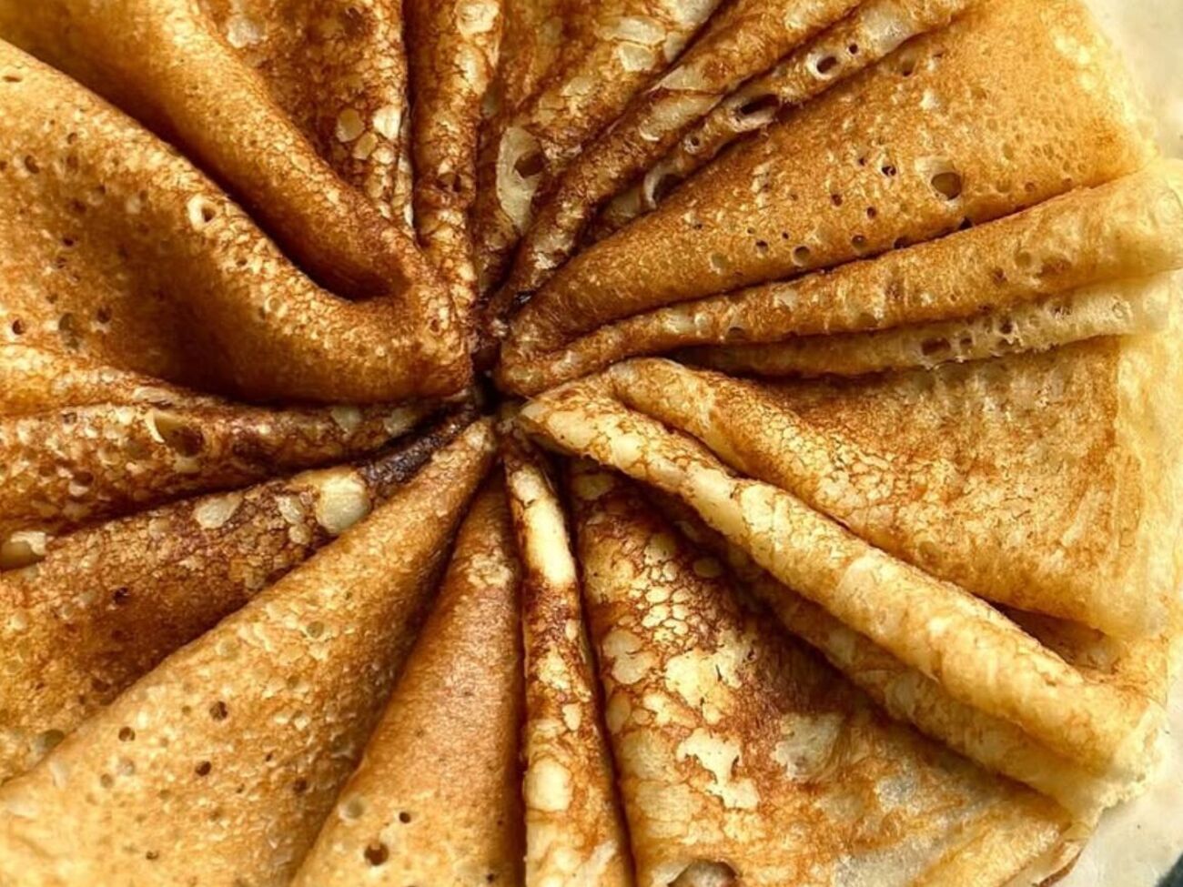 Обжарьте блины с двух сторон на среднем огне до готовности