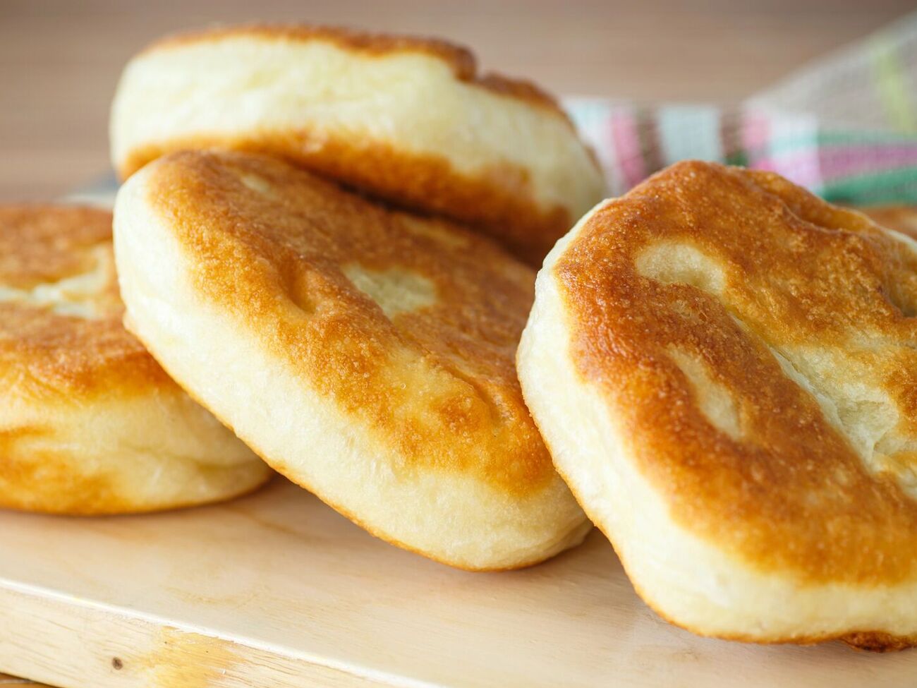 Готовые пирожки нужно полить смесью из чеснока и воды