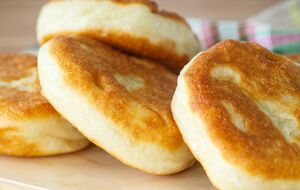 Готовые пирожки нужно полить смесью из чеснока и воды