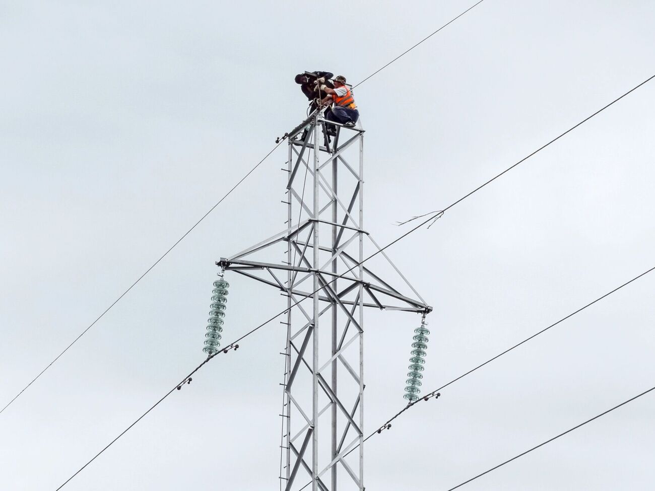 Фахівці ДТЕК полагодили після обстрілів енергозабезпечення для тисяч українців
