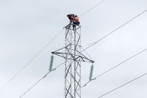Фахівці ДТЕК полагодили після обстрілів енергозабезпечення для тисяч українців