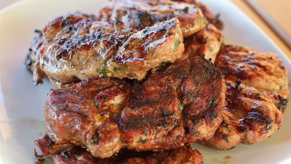 До м'яса потрібно додати смажену цибулю