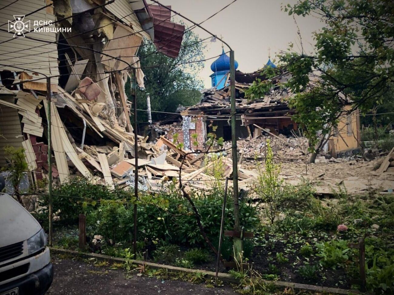 В результате атаки разрушен дом, повреждена многоэтажка, также возник пожар на территории комбикормового завода