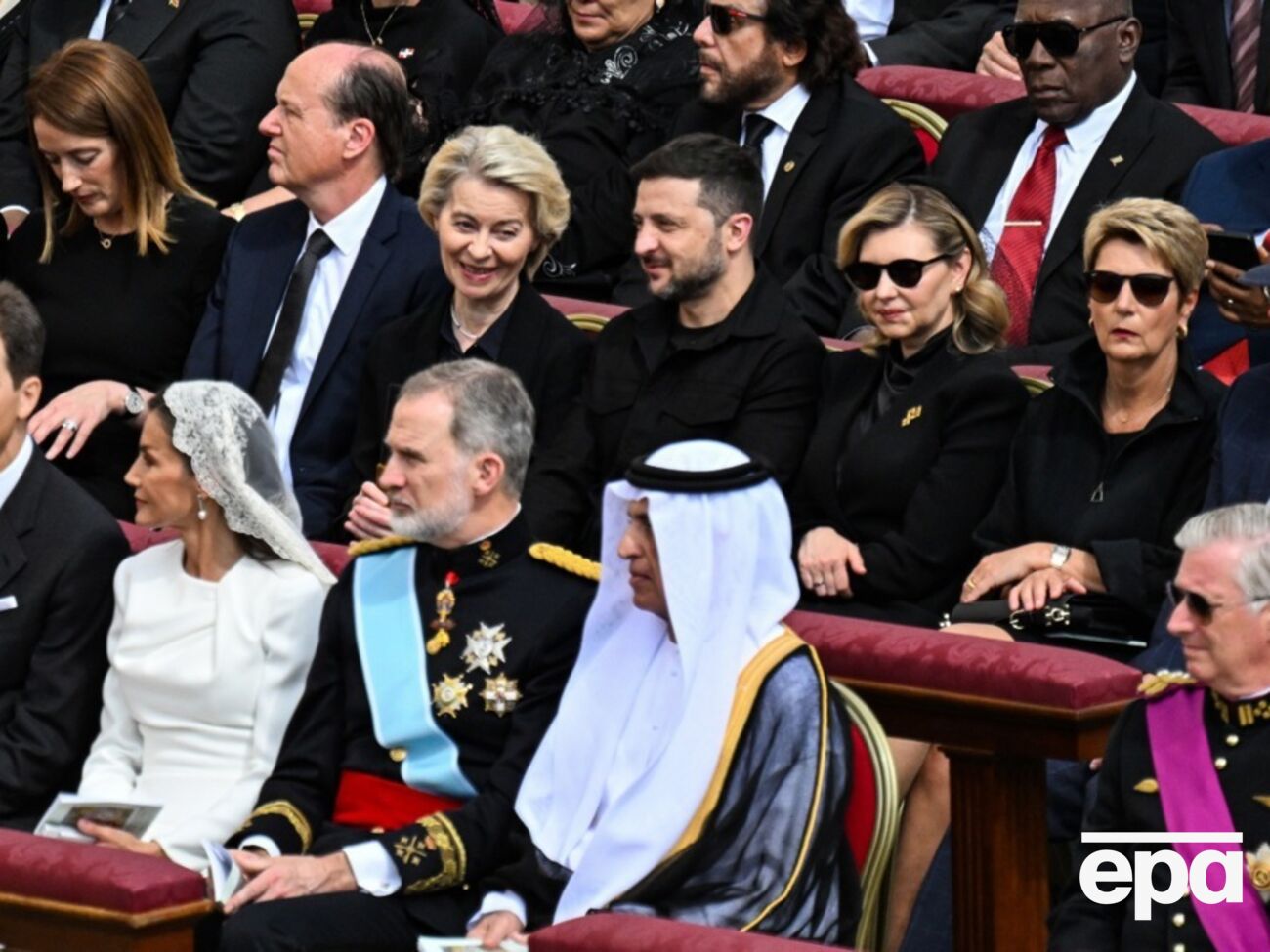 Понтифик уже появился перед собравшимися на площади Святого Петра верующими