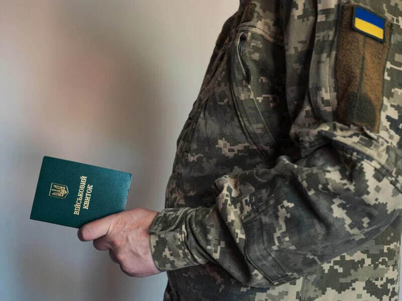 Отмечается, что при осмотре тела признаков насильственной смерти не обнаружили, кроме травм, полученных в результате падения с высоты