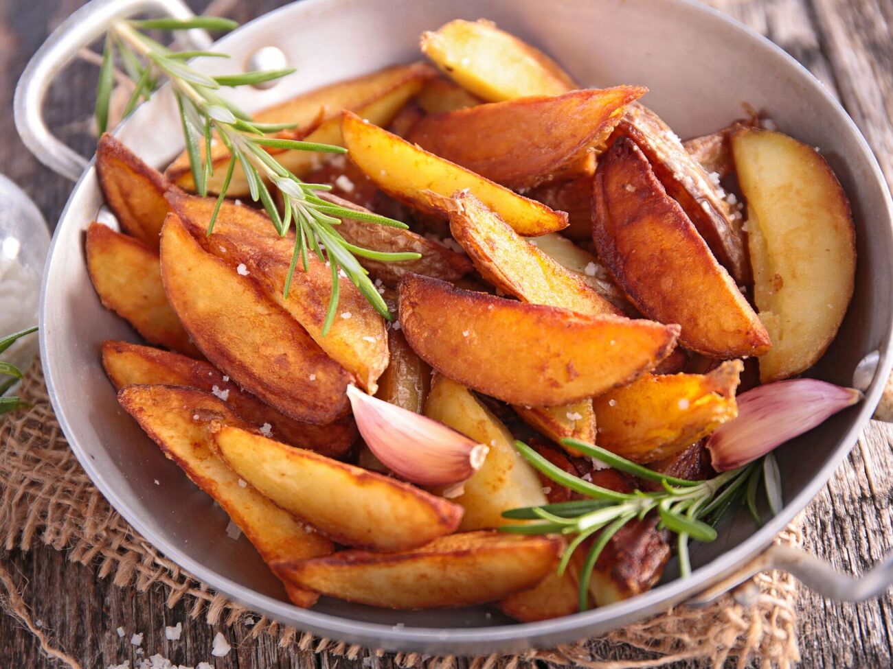 Картофель нужно запекать с тертым пармезаном