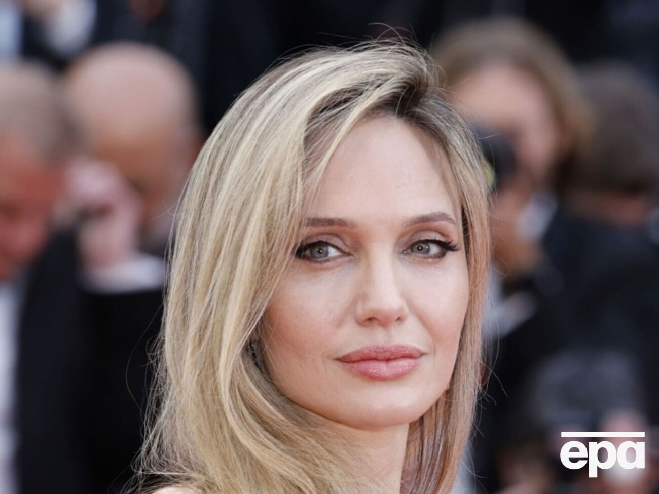 Джоли отметила, что у человечества – долг благодарности перед теми, кто рискует своей жизнью и делится своими историями