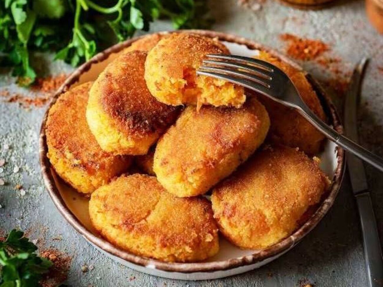 Выпекайте морковные котлеты в духовке при 180 °С около 30 минут