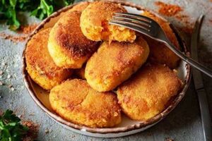 Выпекайте морковные котлеты в духовке при 180 °С около 30 минут