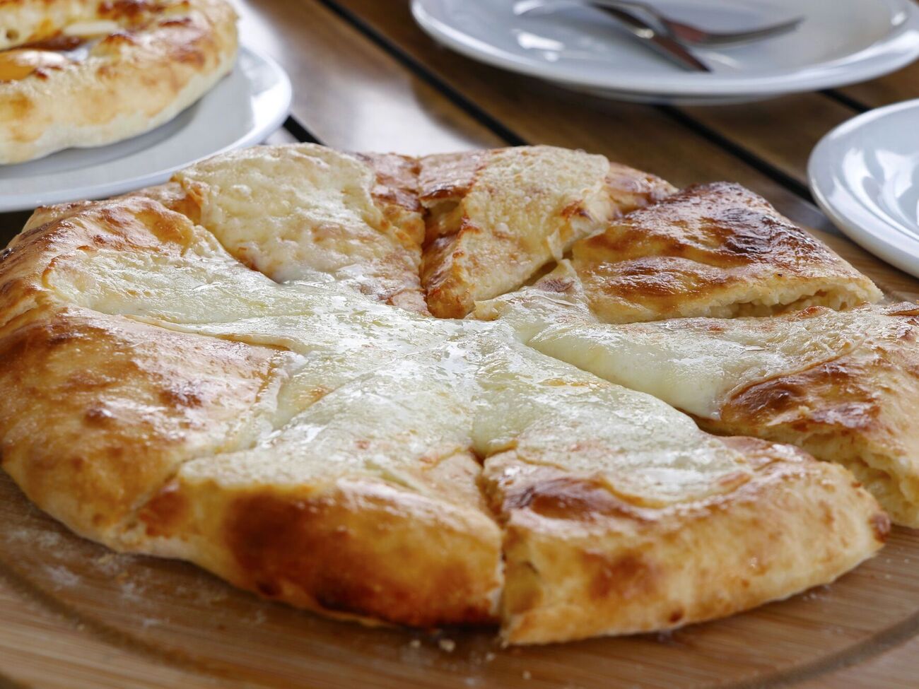 Для хачапури вам понадобятся 150 г муки и 200 г сыра