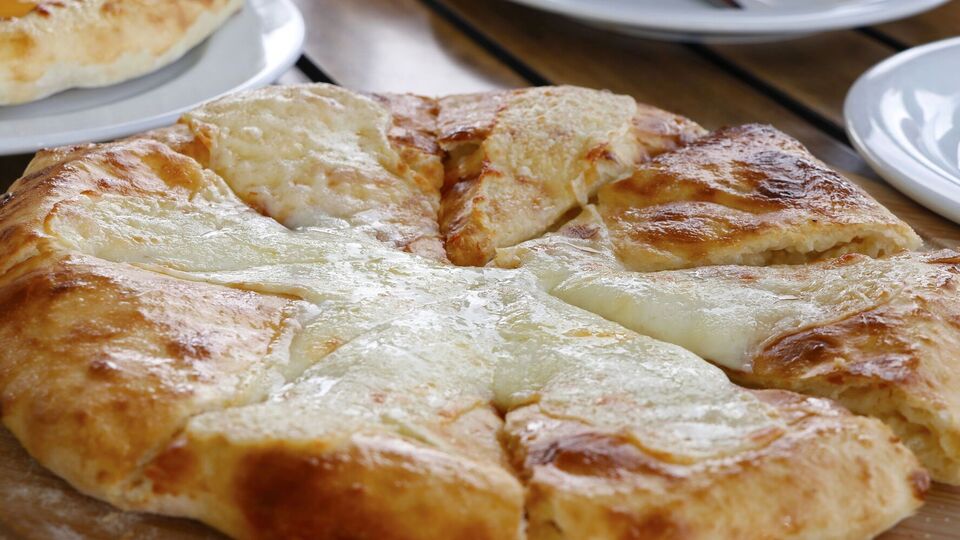 Для хачапури вам понадобятся 150 г муки и 200 г сыра