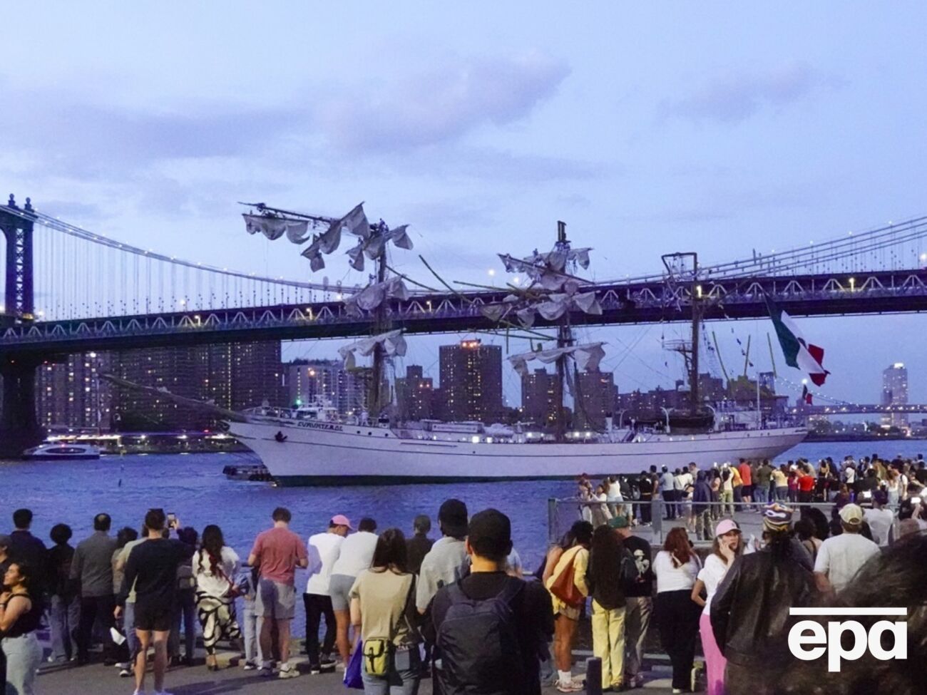 В результате удара у судна сломалась мачта