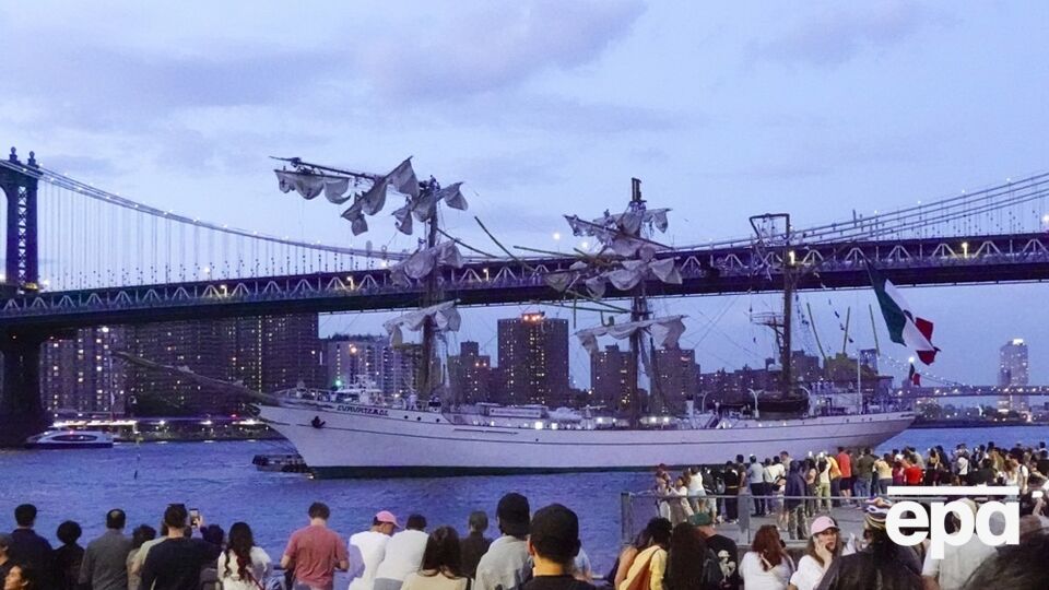 В результате удара у судна сломалась мачта