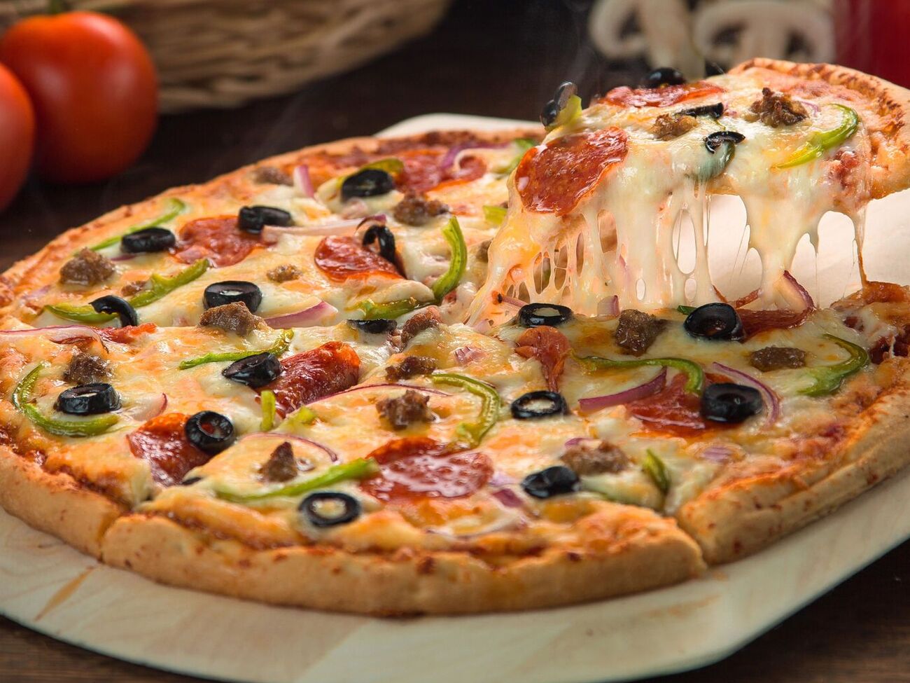 Пиццу нужно выпекать в течение 15 минут в разогретой до 200 °C духовке