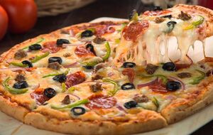 Пиццу нужно выпекать в течение 15 минут в разогретой до 200 °C духовке