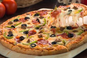 Пиццу нужно выпекать в течение 15 минут в разогретой до 200 °C духовке