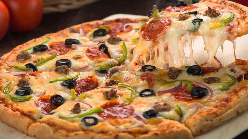 Пиццу нужно выпекать в течение 15 минут в разогретой до 200 °C духовке