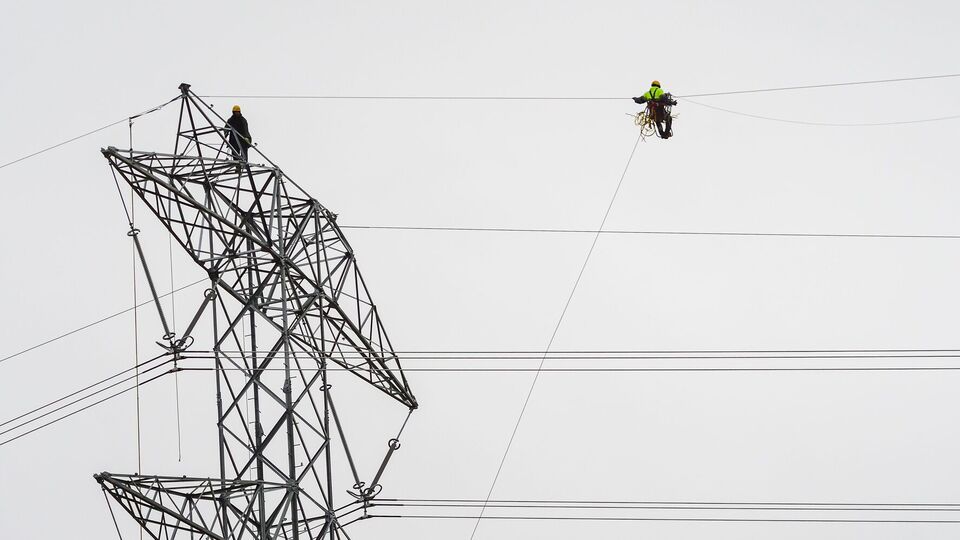 ДТЭК отремонтировал поврежденные объекты и подал напряжение в девять населенных пунктов Донецкой области