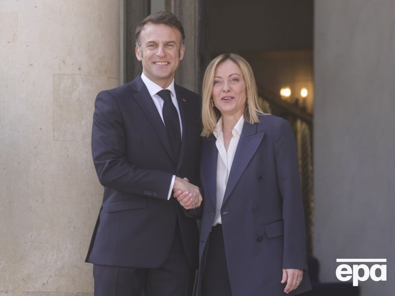 Отсутствие Мелони на переговорах по Украине и открытая критика со стороны Макрона вызвали волну негодования в Италии