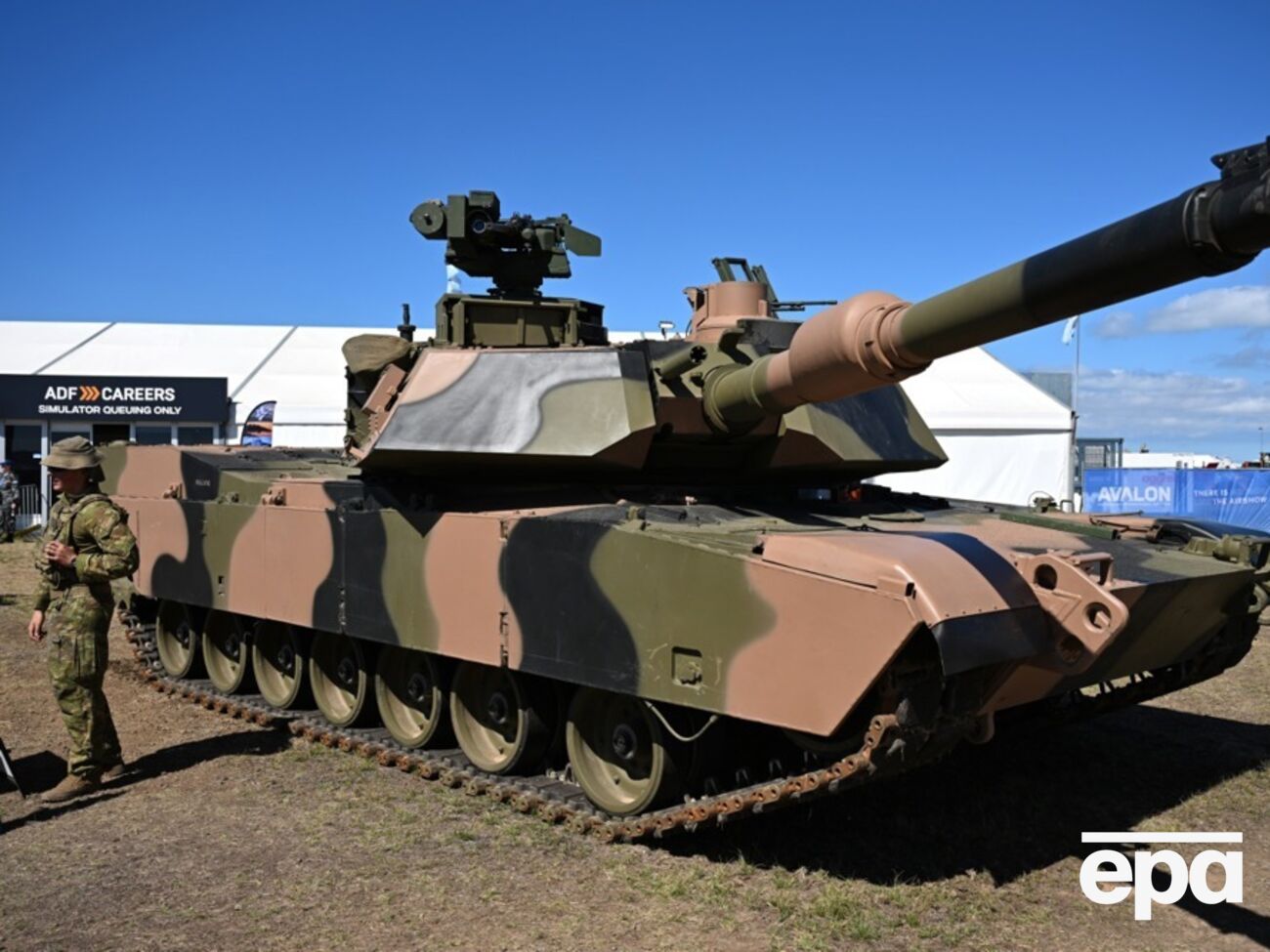 По словам собеседников журналистов, недавно приступили к загрузке первой части из 49 танков на грузовое судно