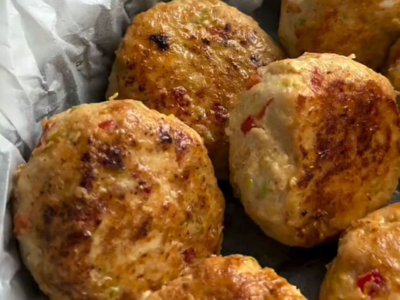 Сформируйте котлеты и обжарьте на сковороде с растительным маслом