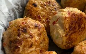 Сформируйте котлеты и обжарьте на сковороде с растительным маслом