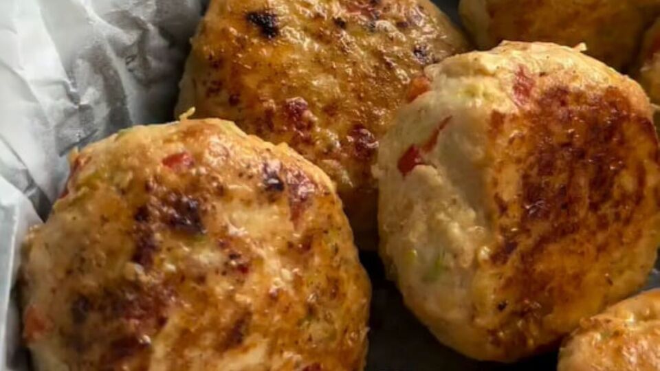 Сформируйте котлеты и обжарьте на сковороде с растительным маслом