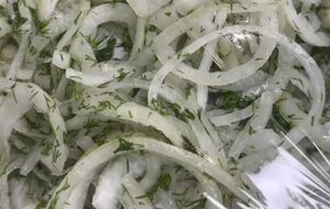 Накрийте посудину із цибулею харчовою плівкою й залиште маринуватися на 15 хвилин