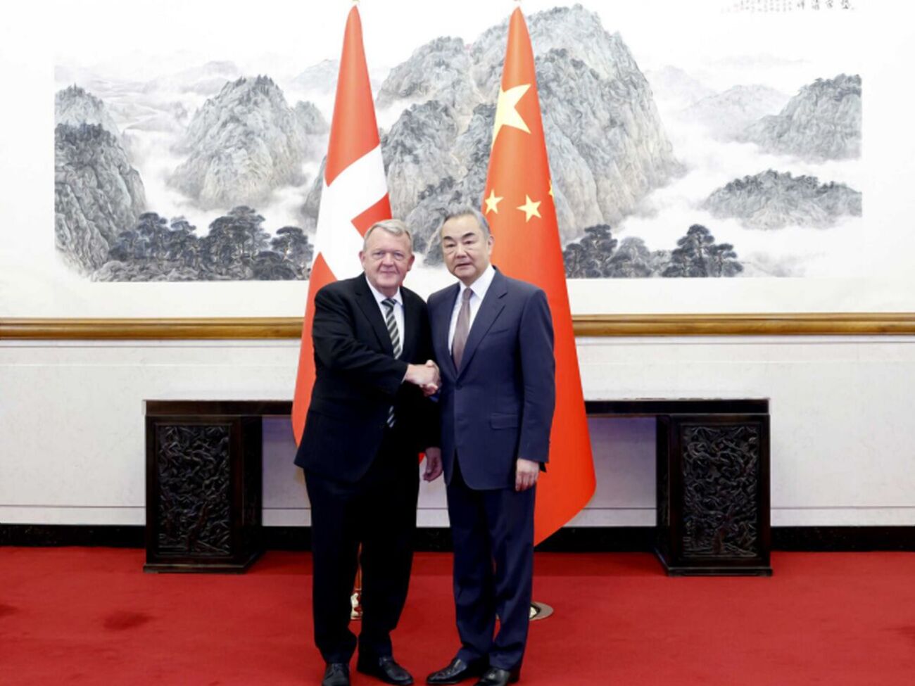 МИД КНР: Китай готов укреплять диалог и сотрудничество с ЕС и содействовать здоровому развитию китайско-европейских отношений