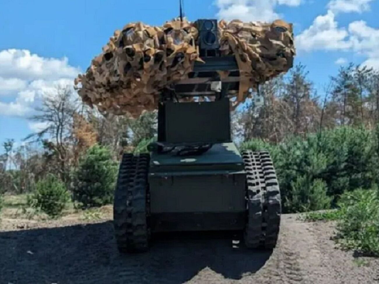 Робот имеет два электродвигателя