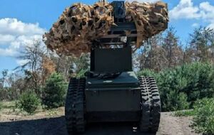 Робот имеет два электродвигателя