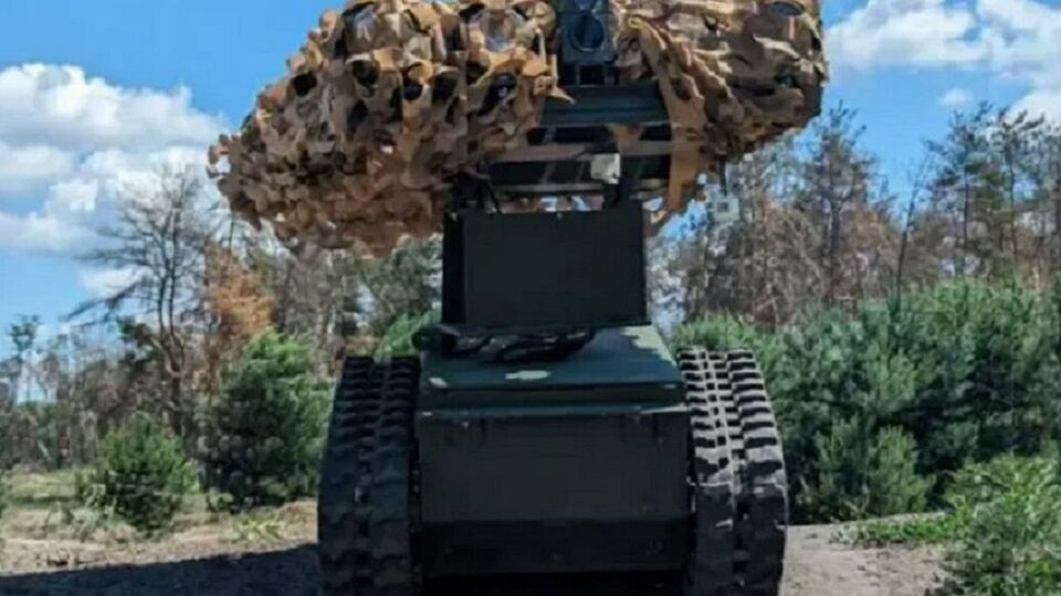 Робот имеет два электродвигателя