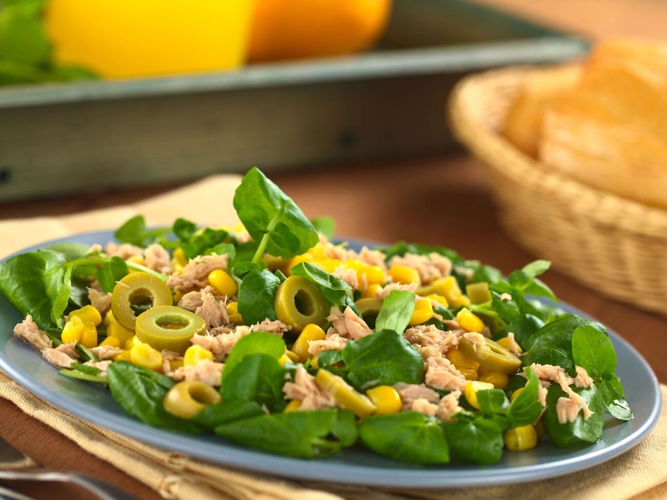 Этот салат легкий, но питательный