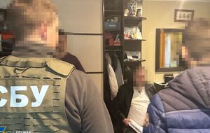 По данным СБУ, задержанный до начала полномасштабного вторжения РФ в Украину помог своему отцу присвоить контрольный пакет акций компании и продать их за $650 млн