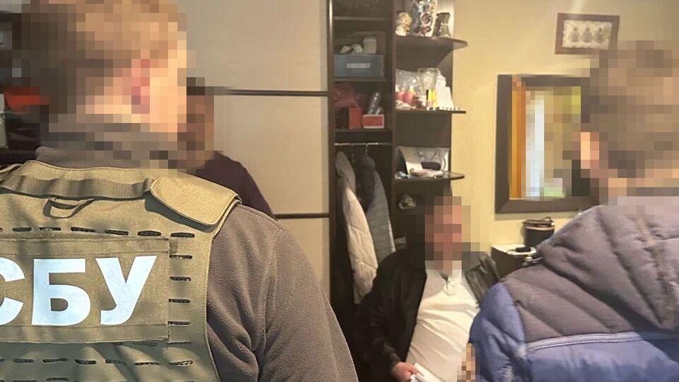За даними СБУ, затриманий до початку повномасштабного вторгнення РФ в Україну допоміг своєму батьку привласнити контрольний пакет акцій компанії й продати їх за $650 млн