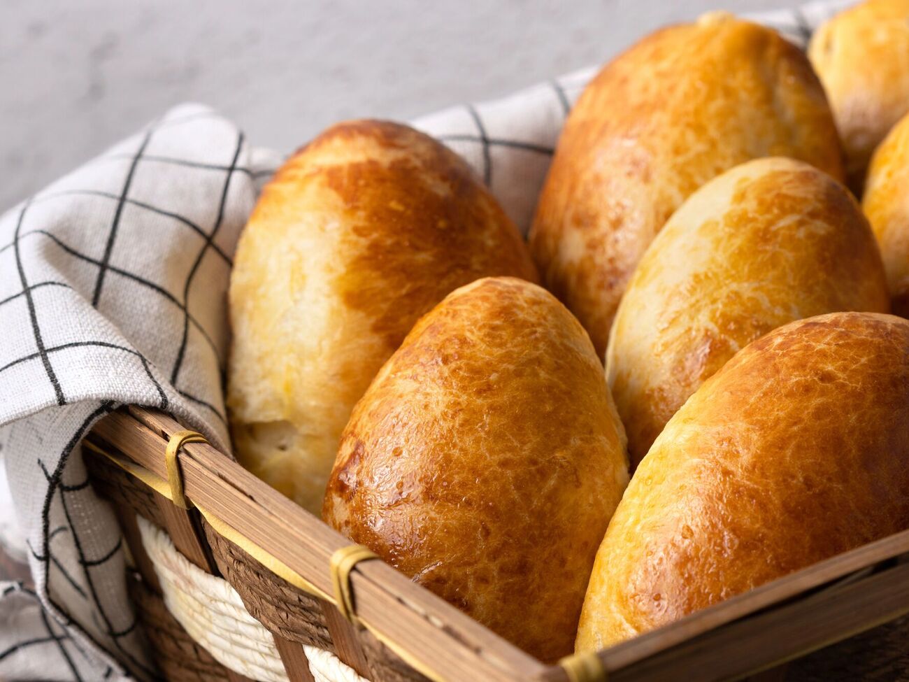 Для приготовления теста необходимо использовать жирное молоко и качественное масло