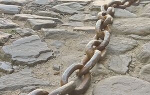 Женщина была прикована к мебели в летней кухне