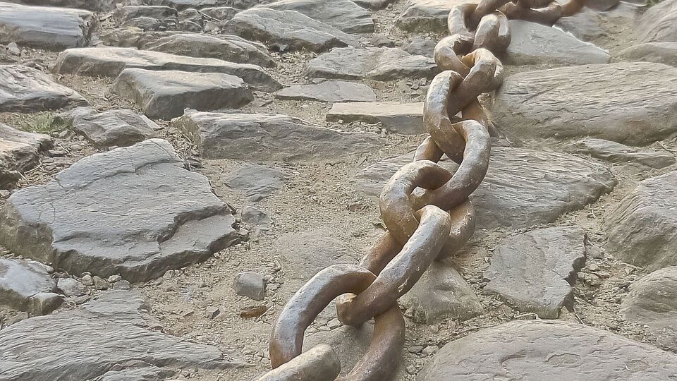 Женщина была прикована к мебели в летней кухне